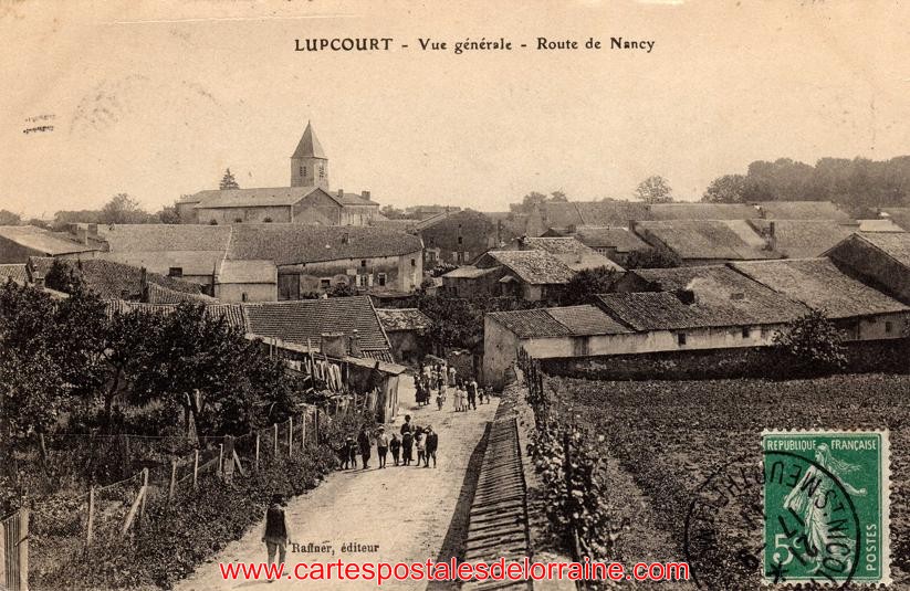 Carte postale de l'entrée de Lupcourt, avec vue générale du village au début du XXeme siècle, depuis le haut de la Grande Rue.