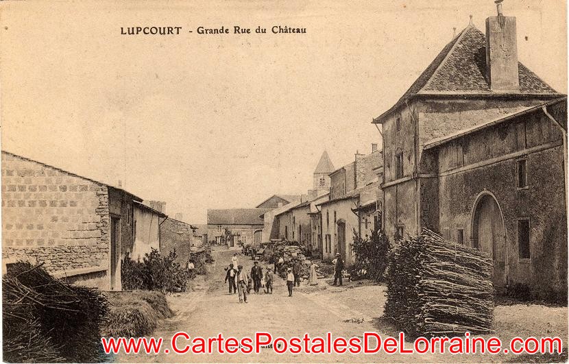 Carte postale représentant la rue du Château à Lupcourt au début du XXeme siècle.