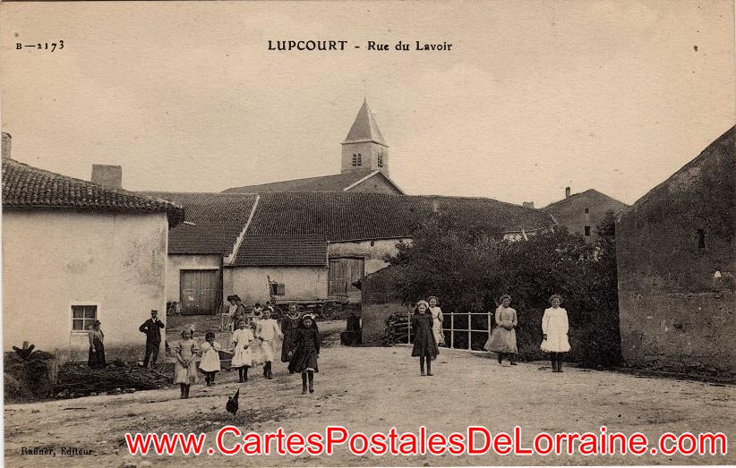 Carte postale représentant une partie de la Grande Rue de Lupcourt au début du XXeme siècle.